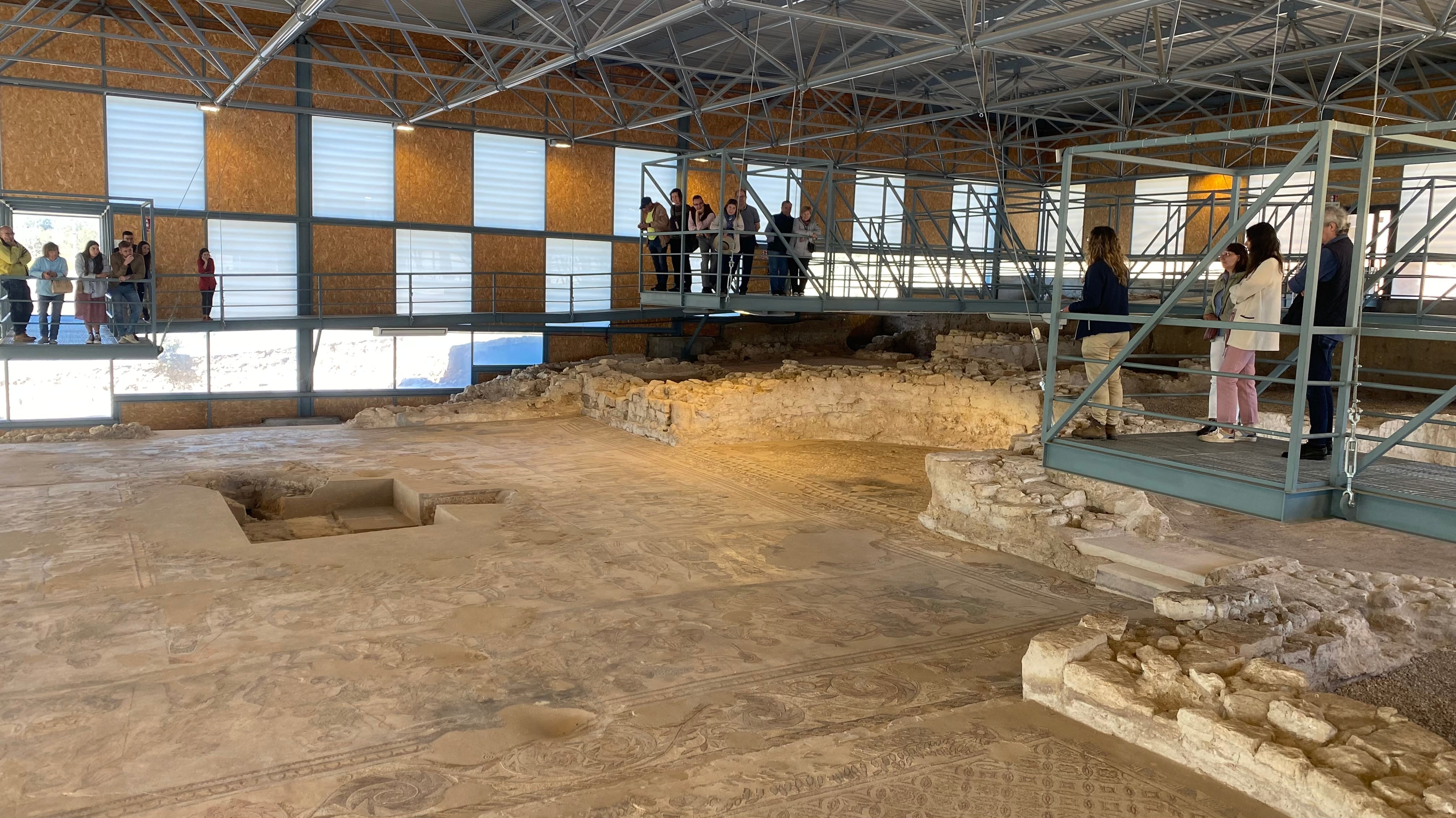 Espacio del mosaico de Noheda durante una de las visitas turísticas.