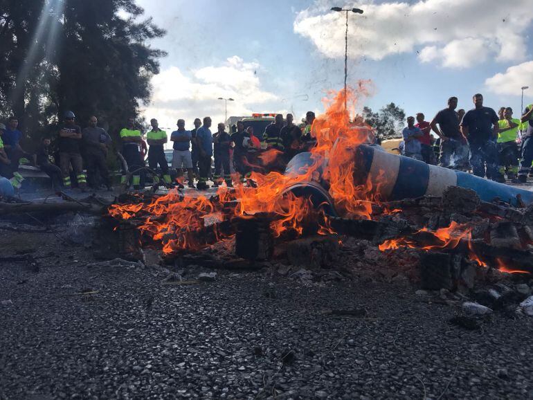 Protesta de la plantilla de Navantia San Fernando. Corte de la CA-33