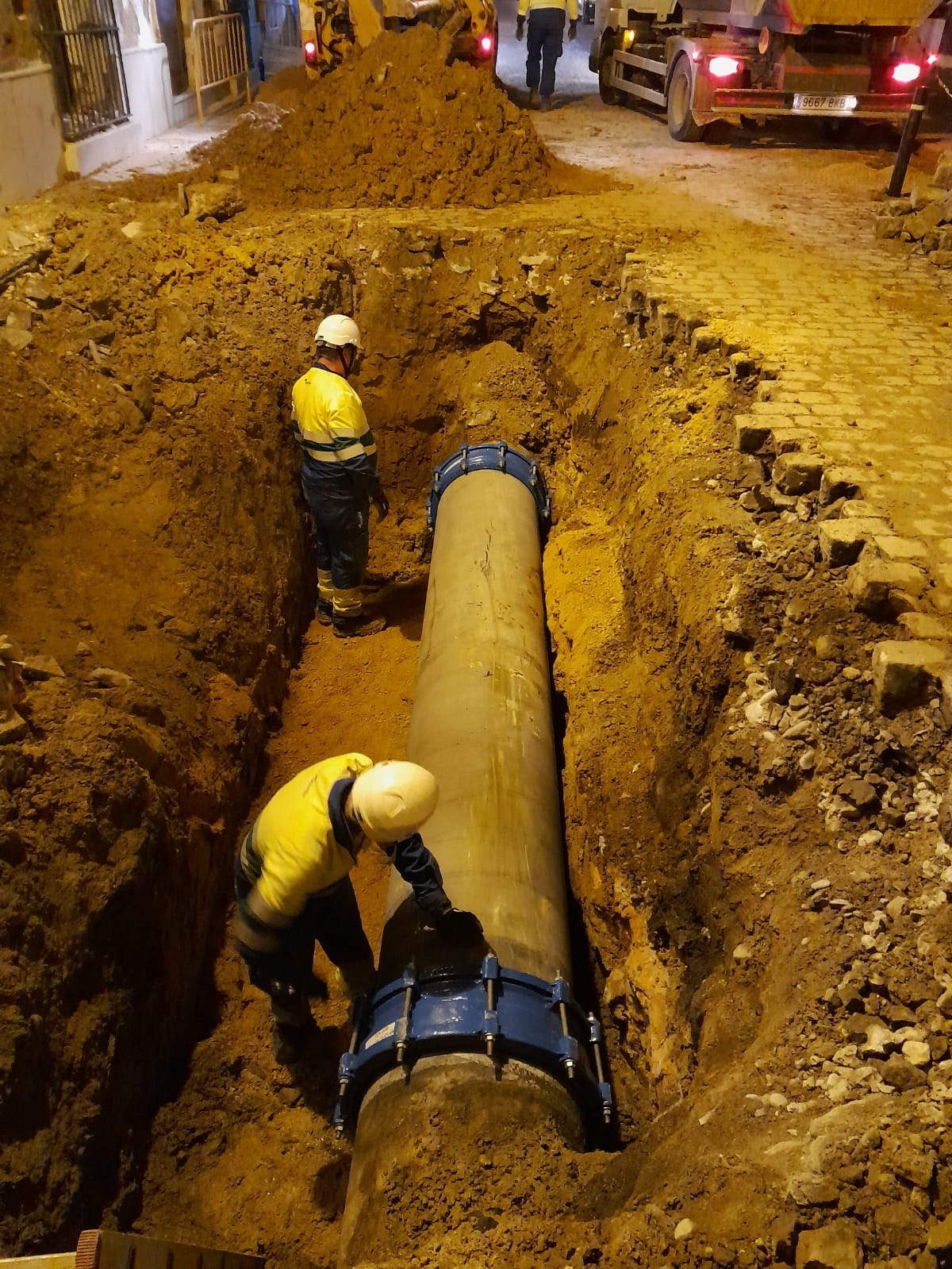 Operarios de Aquajerez reparando la avería de la calle Medina