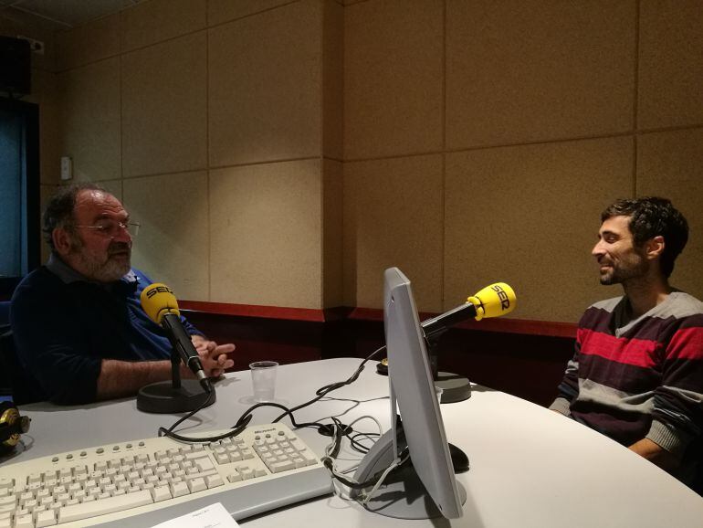 Josep Maria Fericgla i Marc Vergés, als estudis de Ràdio Barcelona.