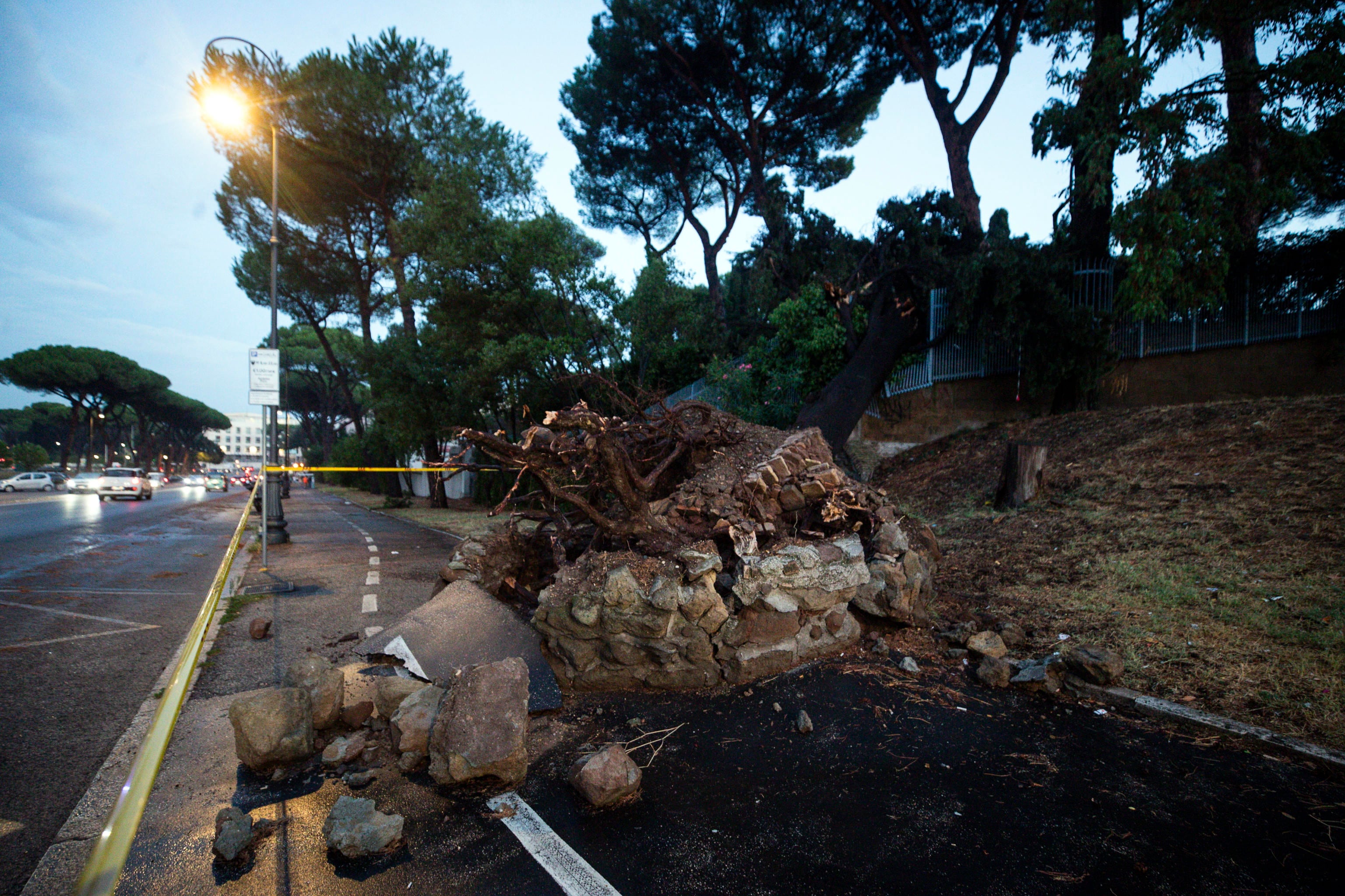 Una violenta tormenta sobre Roma provoca daños en el Arco de Constantino y obliga a cerrar el metro de la capital italiana. En la imagen, destrozos en las inmediaciones del Circo Máximo.