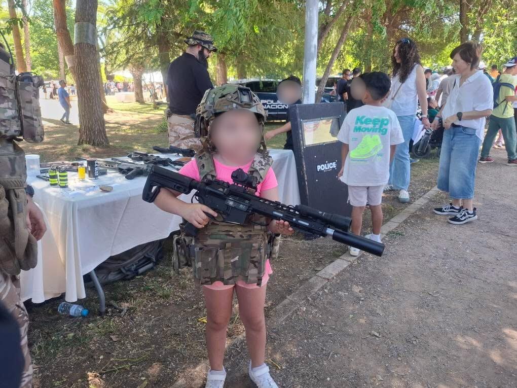 Muestra de armas en el Día de las Familias de Almendralejo