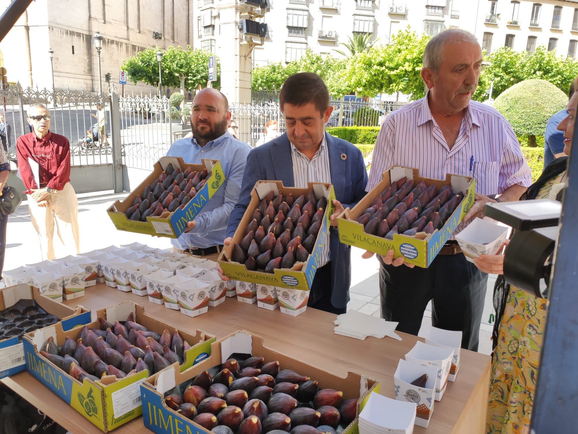 El alcalde de Jimena Francisco Ruiz, el presidente de la Diputación Francisco Reyes y el presidente de la cooperativa San Isidro de esta localidad Juan Manuel García muestran las brevas de esta campaña