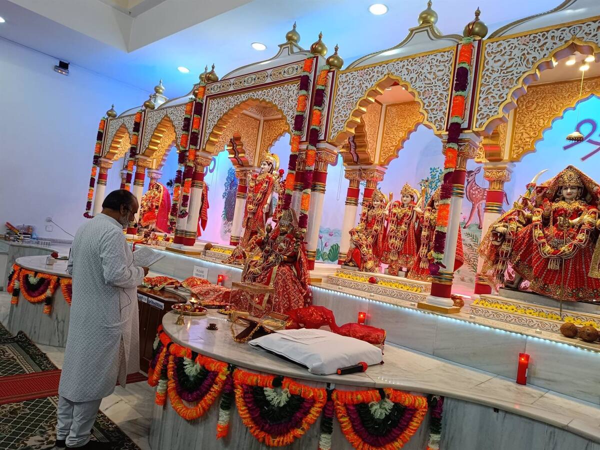 El templo hindú de Benalmádena acoge a medio millar de personas en la fiesta Diwali, festival de las luces