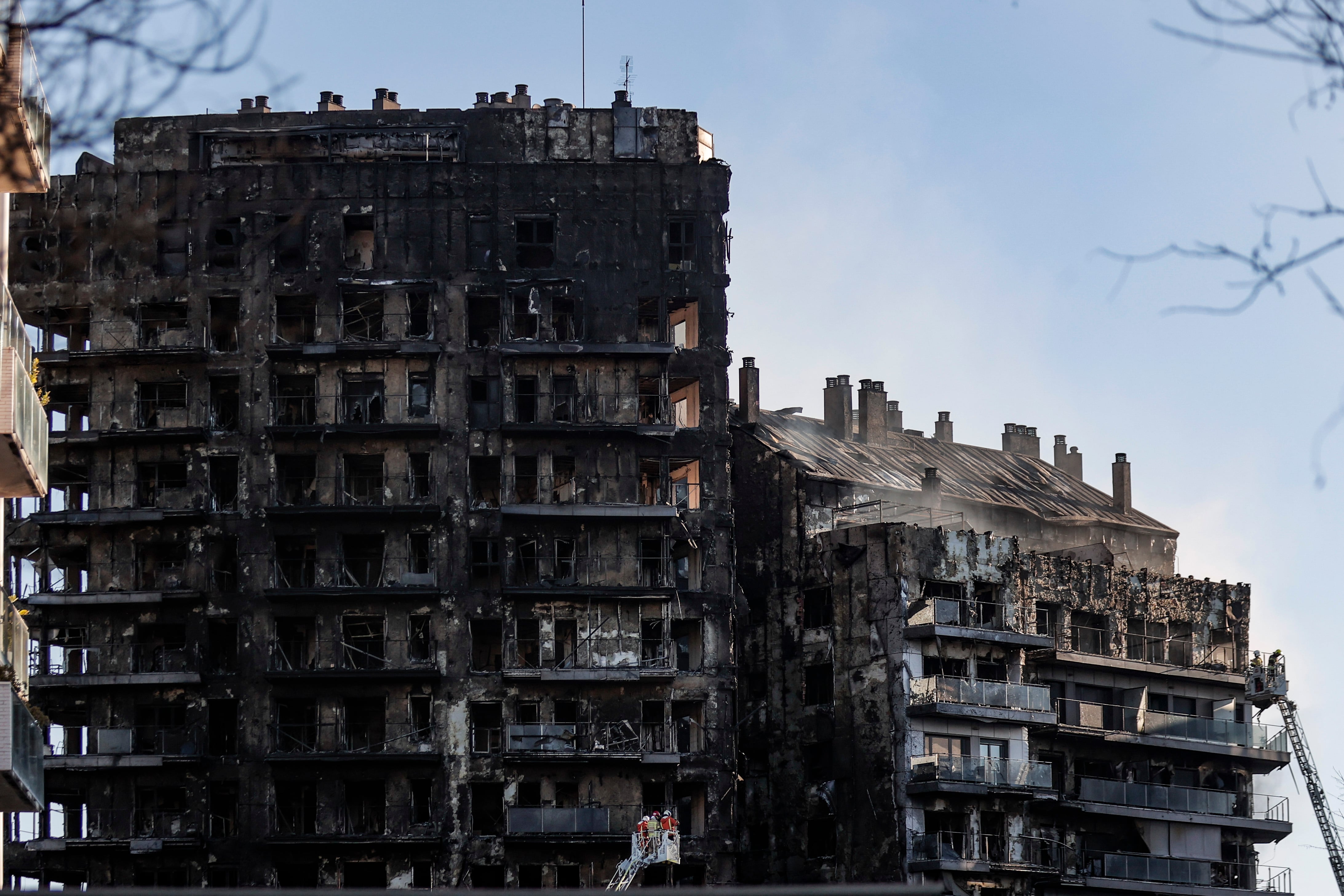 La imagen la fachada de los edificios incendiados.