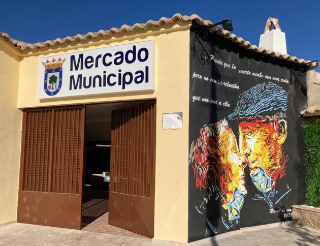 Exterior del Mercado de Abastos donde se aprecia uno de los murales que se han realizado en homenaje a las víctimas del Covid