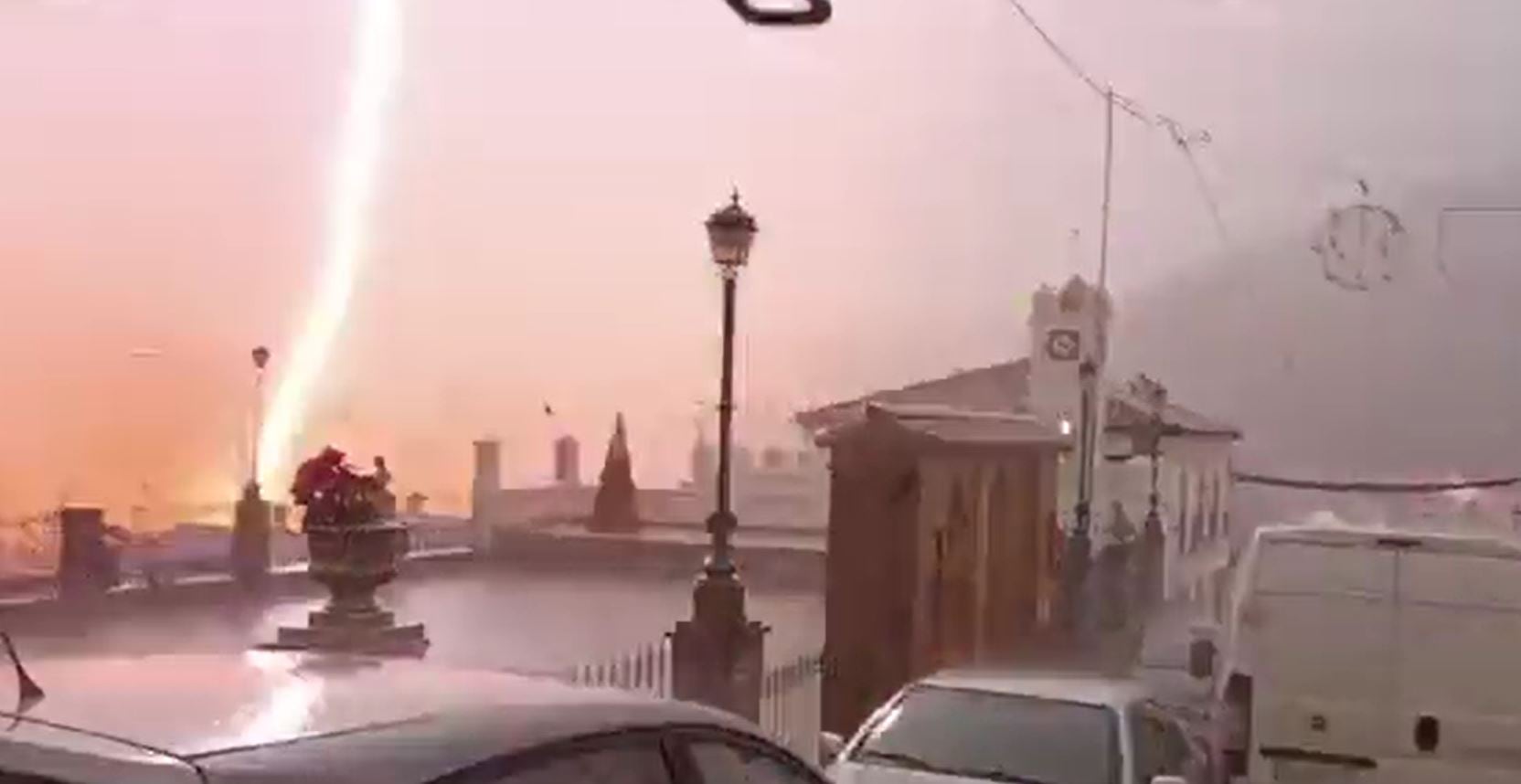 Captura del momento en el que cae un rayo en un pueblo de Cádiz.