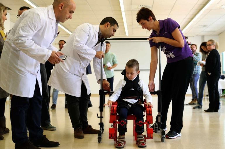 Jens, un niño de 5 años, usa el primer y único exoesqueleto pediátrico portable del mundo, desarrollado por dos empresas españolas y el CSIC.