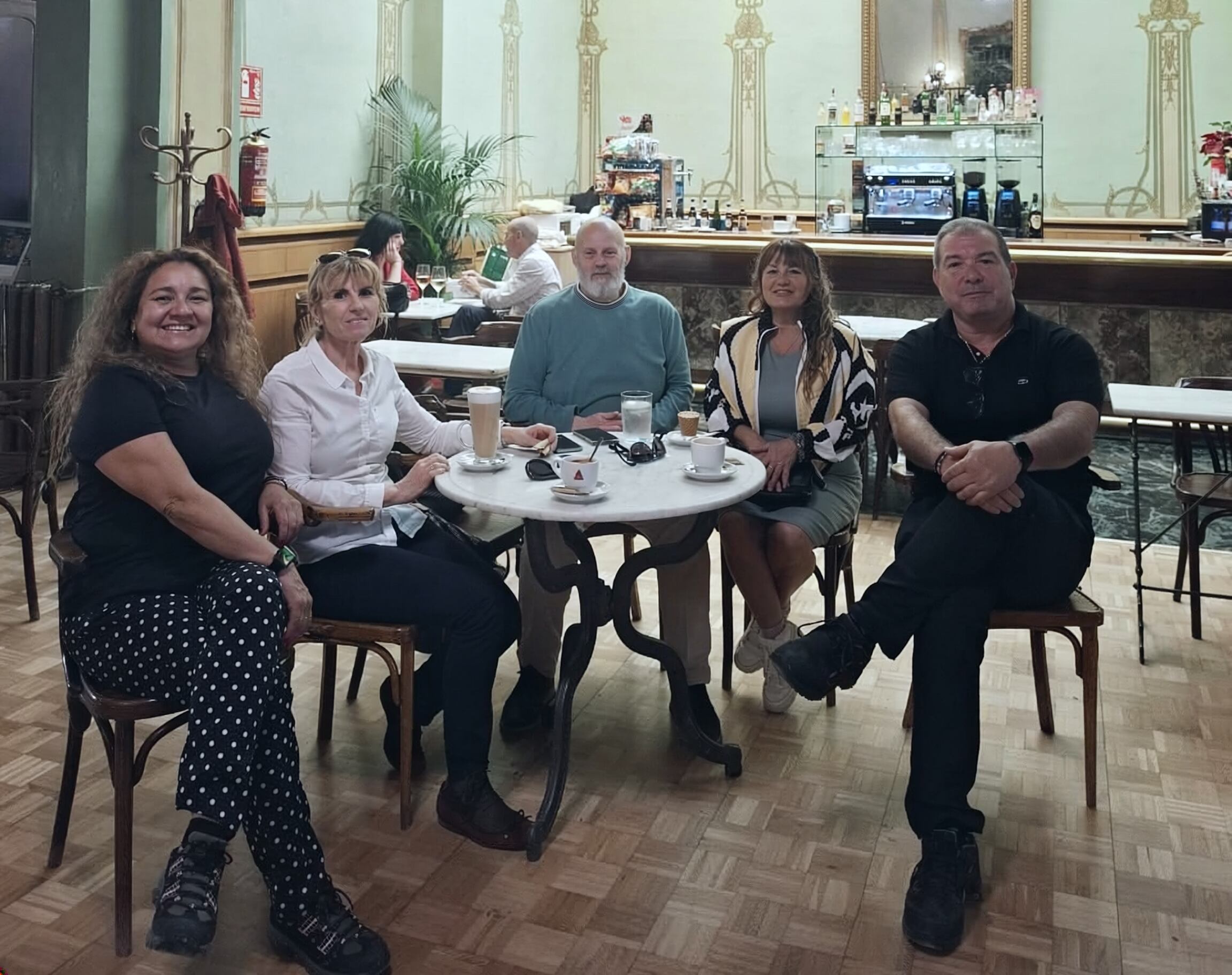 Rodrigo Malagarriga con su esposa junto a miembros de Huesca Cuna de San Lorenzo, en el Casino de Huesca