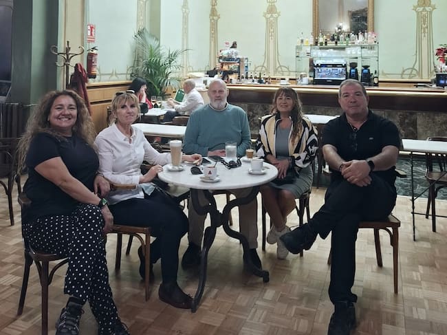 Rodrigo Malagarriga con su esposa junto a miembros de Huesca Cuna de San Lorenzo, en el Casino de Huesca