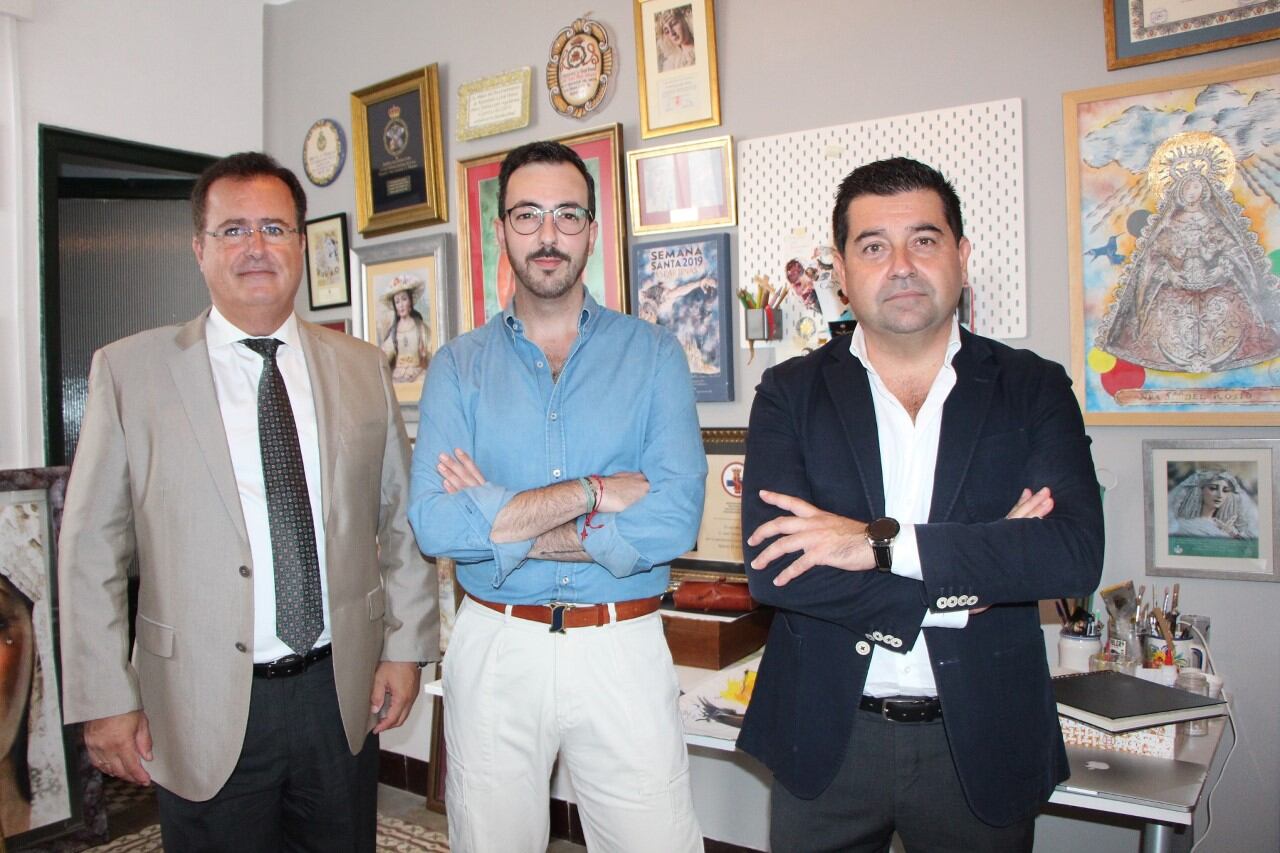 El pintor José Tomás Pérez Indiano en su estudio junto al delegado de Fiestas Mayores, Juan Carlos Cabrera, y el director del Área, Carlos García Lara.