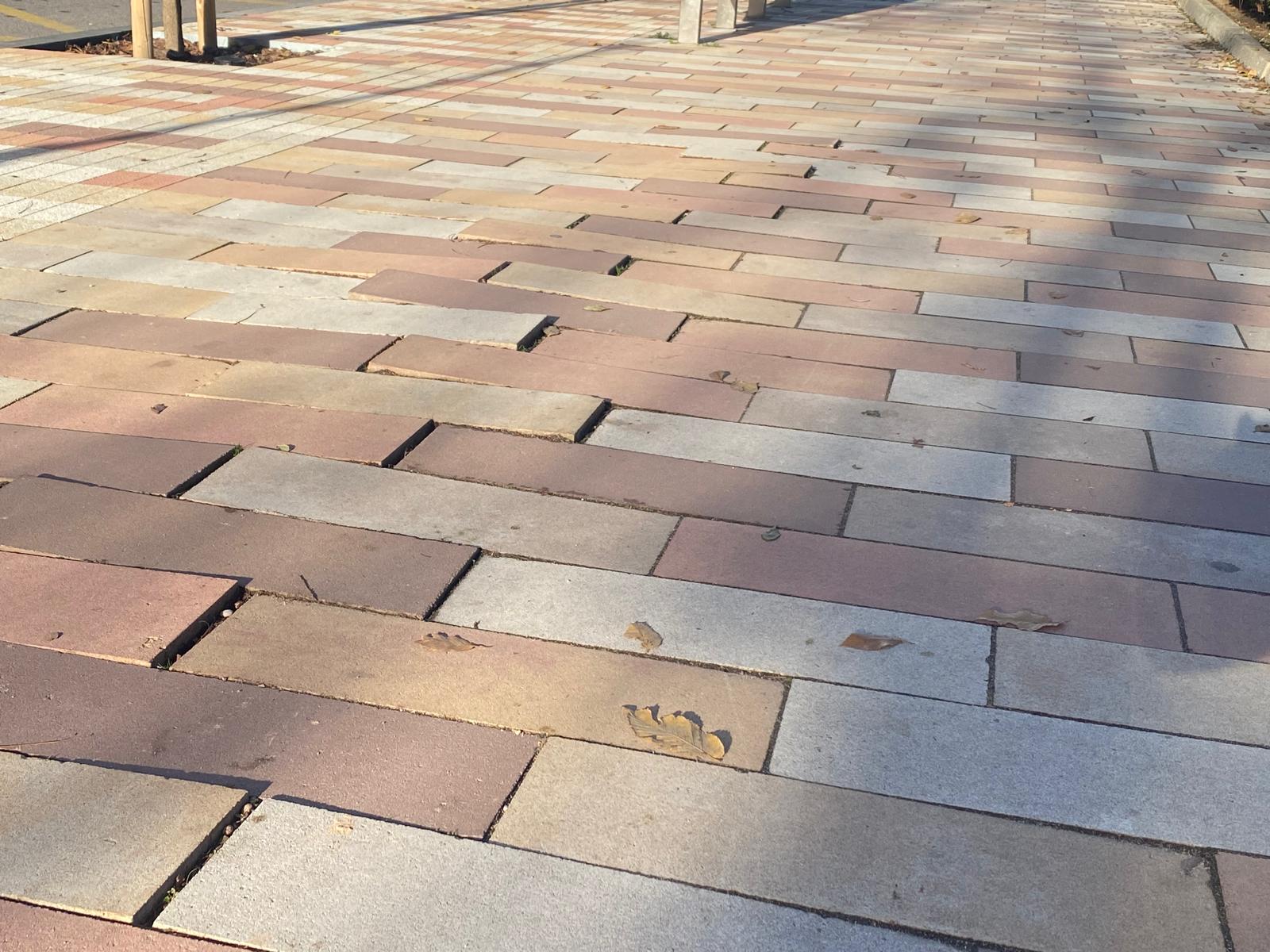 Baldosas levantadas en Cardenal González de Mendoza