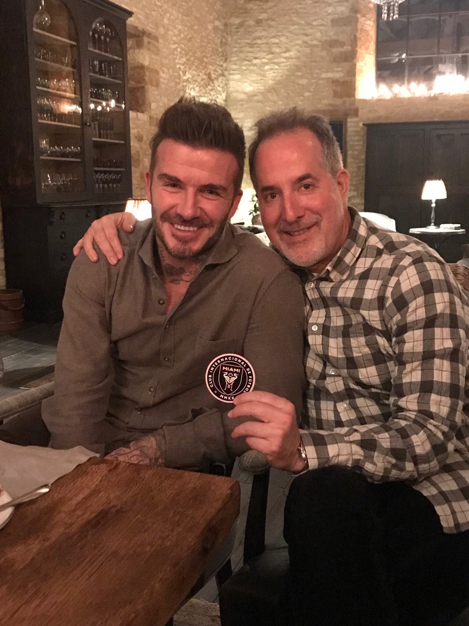 Jorge Mas, a la derecha, junto a David Beckham