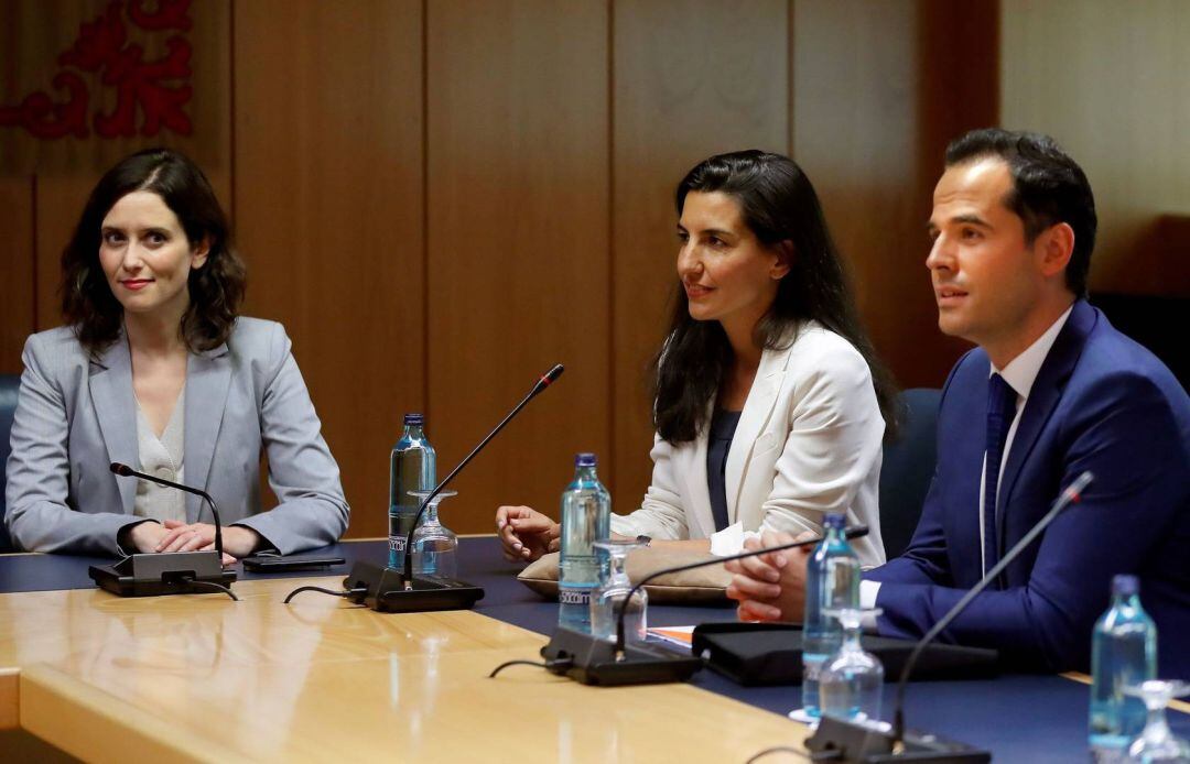 Isabel Díaz Ayuso junto a Rocío Monasterio e Ignacio Aguado