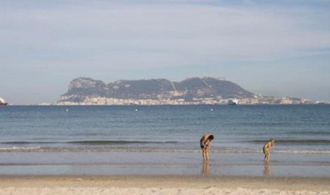 Jóvenes pasean por El Rinconcillo.