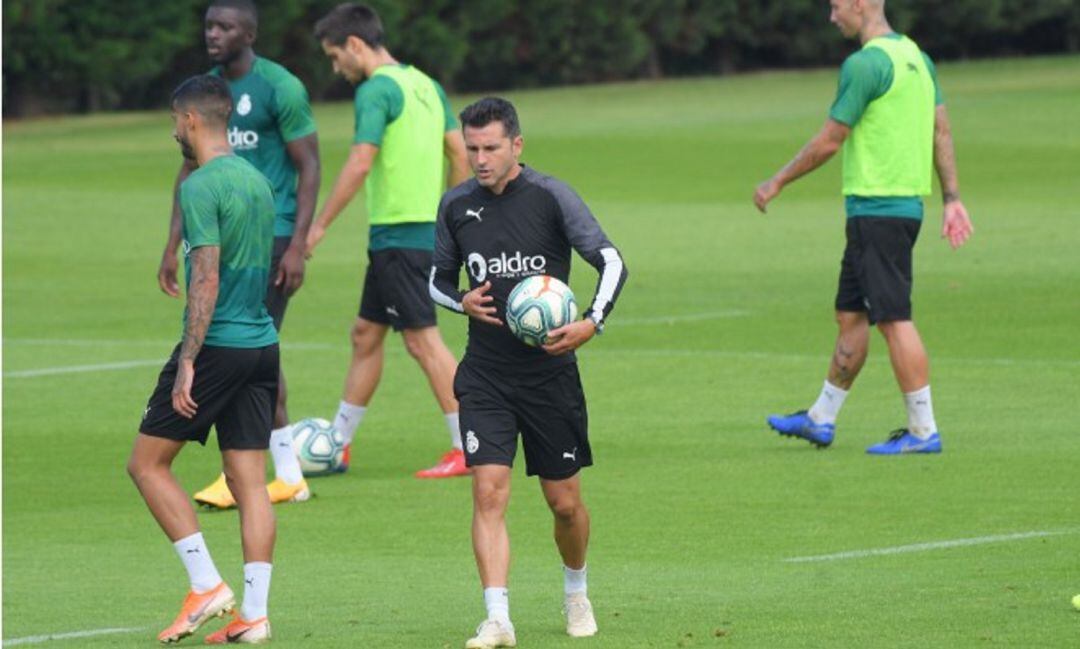 Iván Ania durante un entreanmiento.