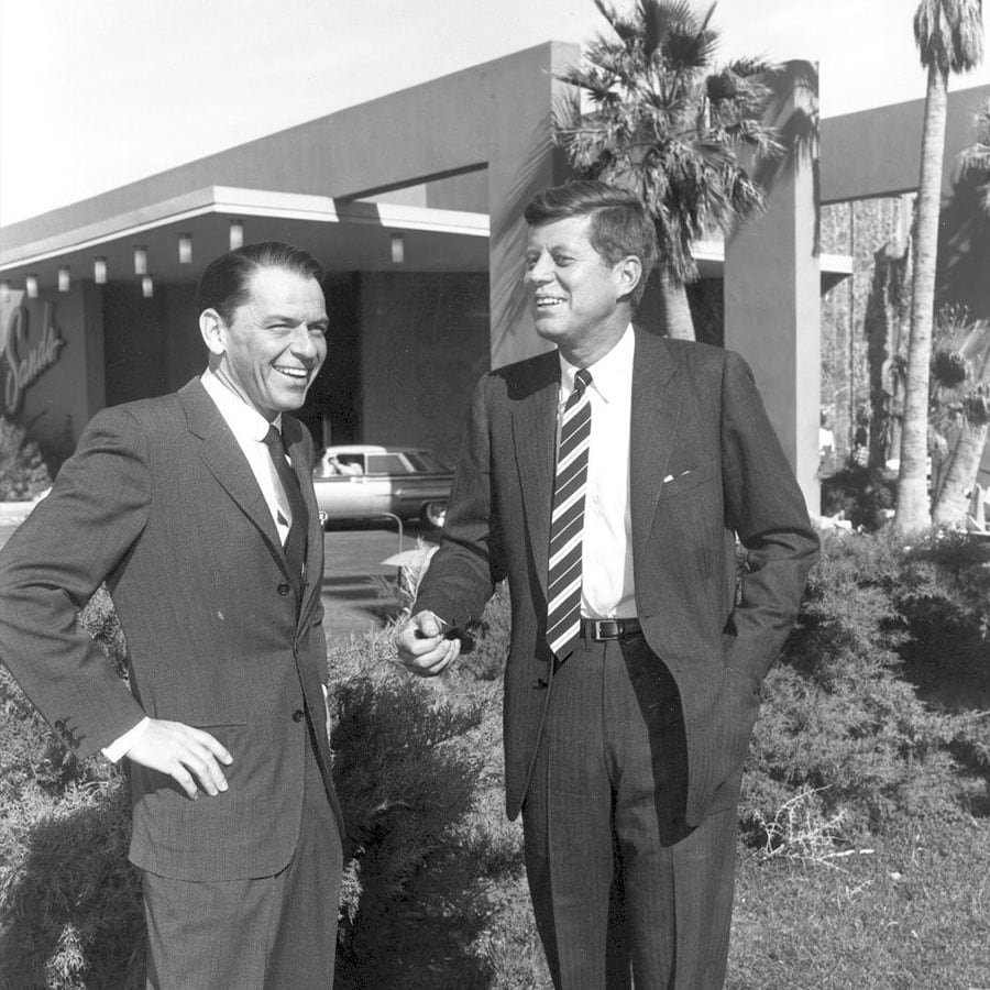 Frank Sinatra (izquierda) con el expresidente estadounidense John F. Kennedy, Palm Springs, alrededor de la década de 1950. Foto: AFP vía Getty Images