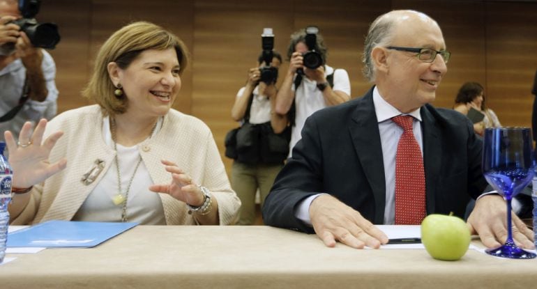  El ministro de Hacienda en funciones, Cristobal Montoro y la presidenta del PPCV, Isabel Bonig