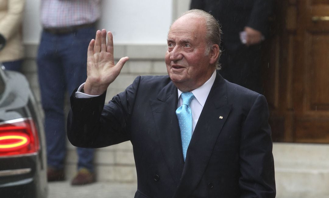 El rey Juan Carlos abandona España.