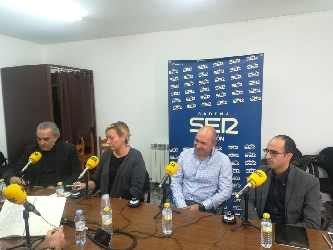 Hoy por Hoy Aragón desde Cañada Vellida (#Teruel), dedicado a las energías renovables. En la imagen, Fernando Muñoz, vicepresidente de Forestalia, la consejera de Economía, Marta Gastón, Miguel Morte, alcalde de Cañada Vellida, y David Cambra, investigado