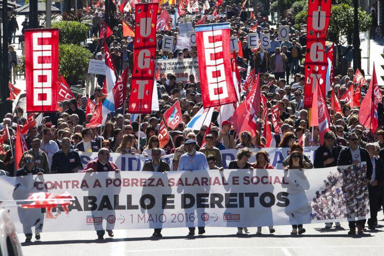 Pancarta de cabecera de la manifestación que las centrales sindicales UGT y CCOO han convocado en Vigo con motivo del Primero de Mayo, bajo el lema &#039;Contra a pobreza salarial e social. Traballo e dereitos&#039;