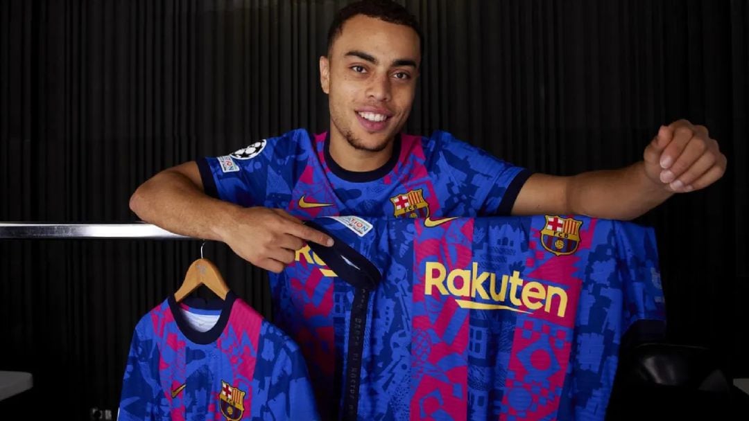 Sergiño Dest posa con la tercera equipación del FC Barcelona