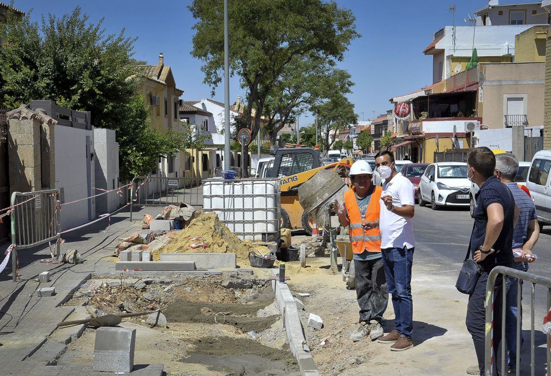 El delegado municipal de Urbanismo supervisando las obras