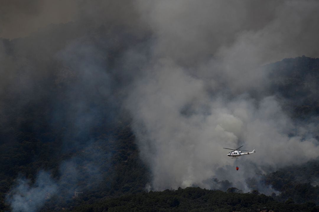 Un helicóptero sobrevuela el incendio en Cadalso de los Vidrios