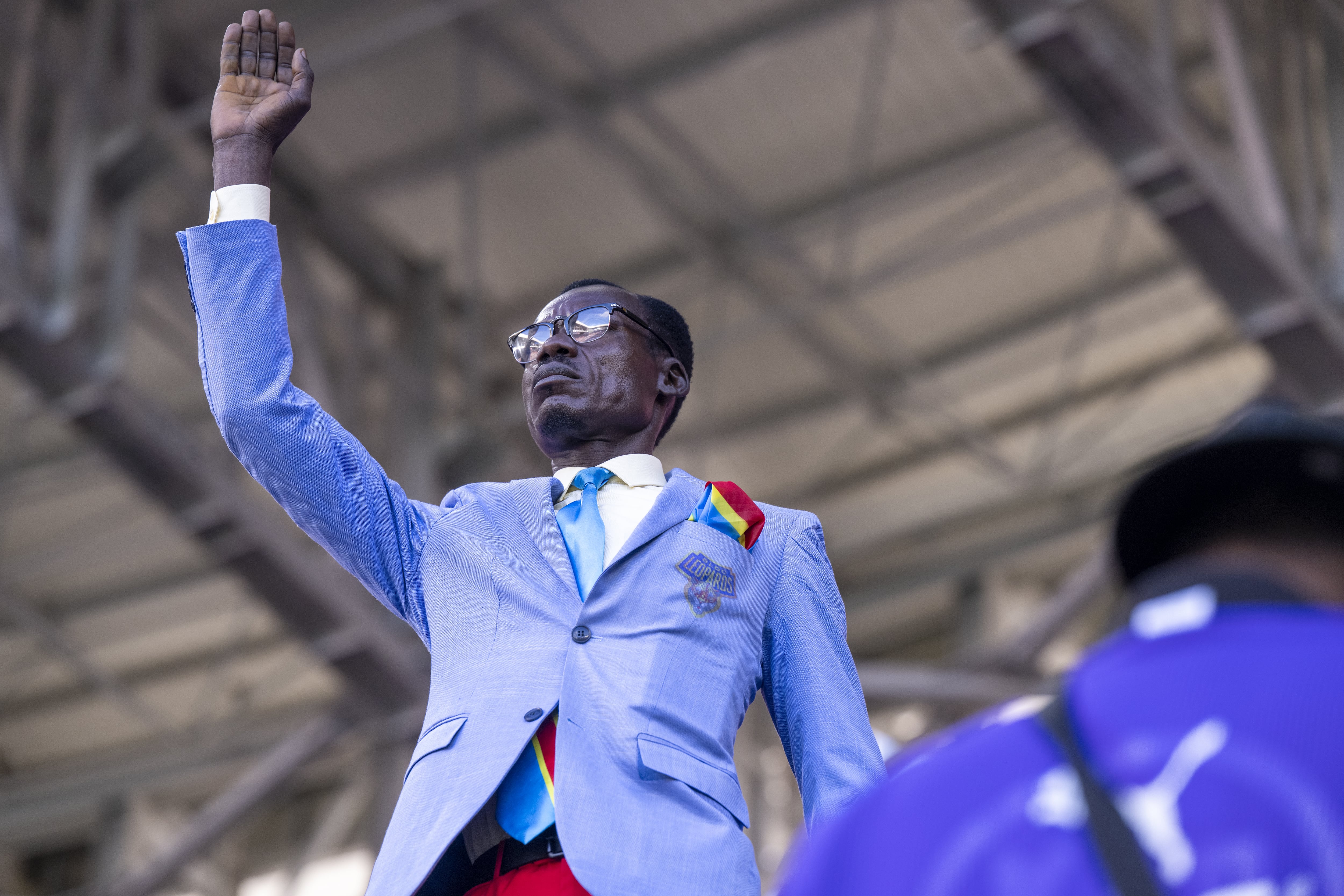 Aficionado de RD del Congo haciendo el gesto de Patrice Lumumba