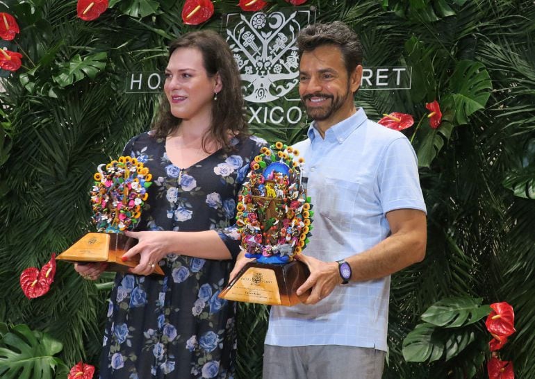 La actriz chilena Daniela Vega y el actor mexicano Eugenio Derbez posan durante la entrega del reconocimiento Xcaret, en Playa del Carmen Quintana Roo (México). 