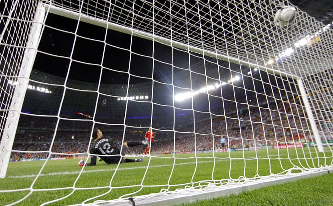 El jugador español Sergio Ramos vence al guardameta portugués Eduardo durante la serie de tiros penaltis, elmiércoles 27 de junio de 2012, durante la semifinal de la Eurocopa 2012 entre Portugal y España en Donetsk (Ucrania).