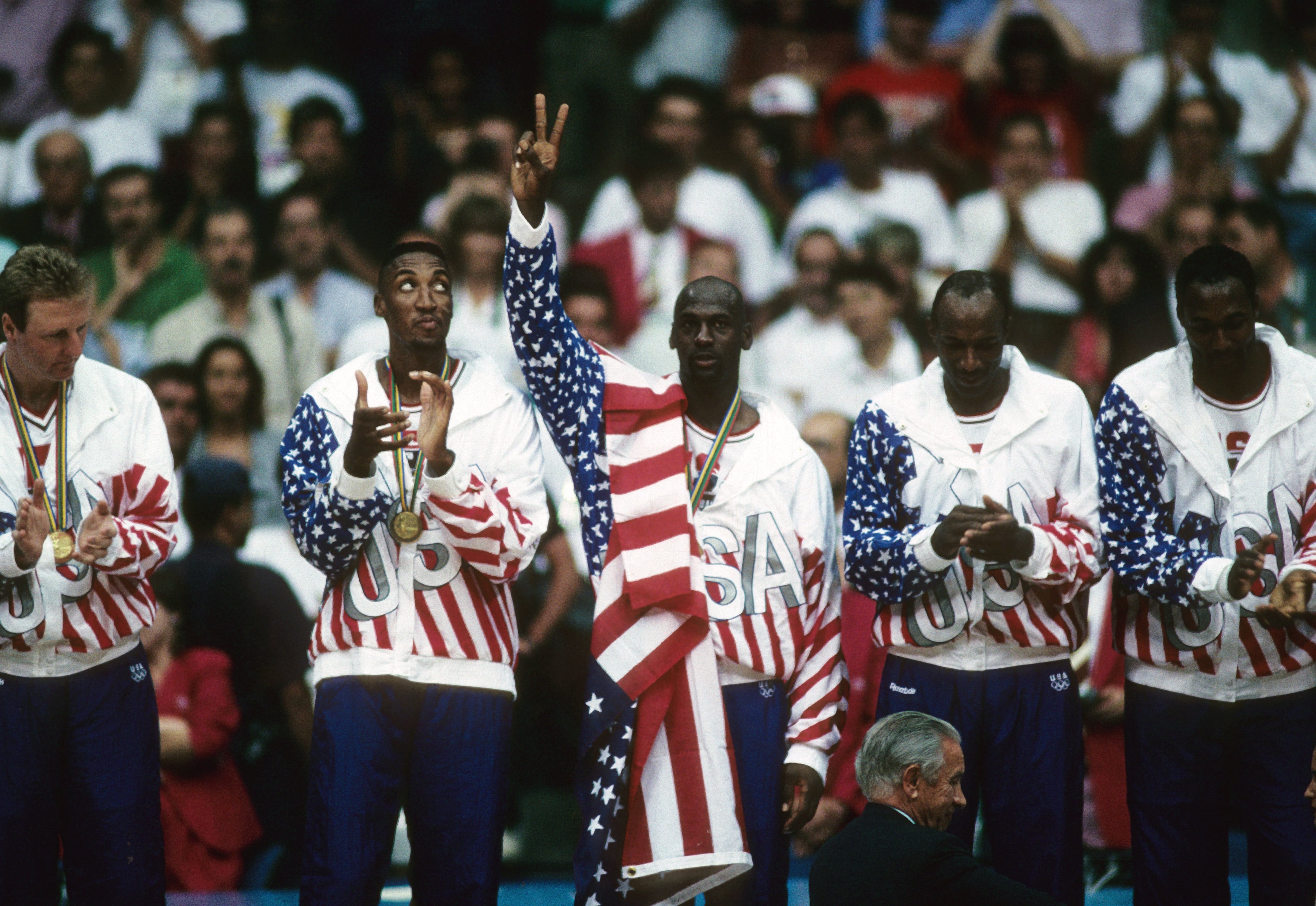 Larry Bird, Scottie Pippen, Michael Jordan, Clyde Drexler y Karl Malone celebran el triunfo del &#039;Dream Team&#039; en el 92&#039;