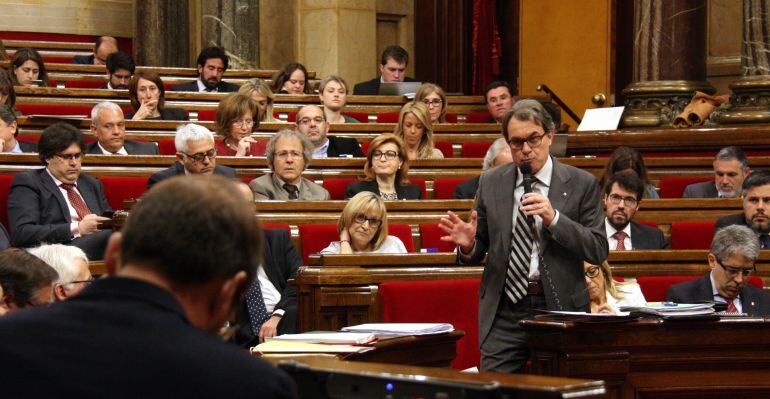 Artur Mas respon a Joan Herrera durant la sessió de control al president de la Generalitat