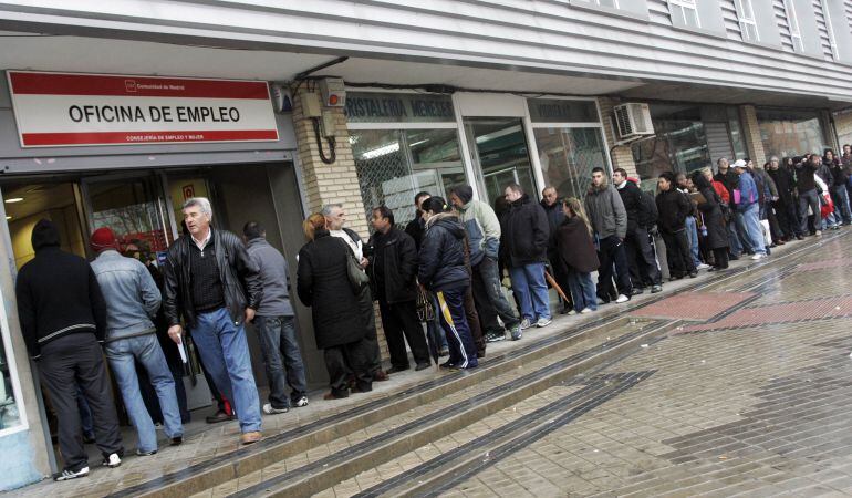 Parados haciendo cola para entrar en una oficina de empleo