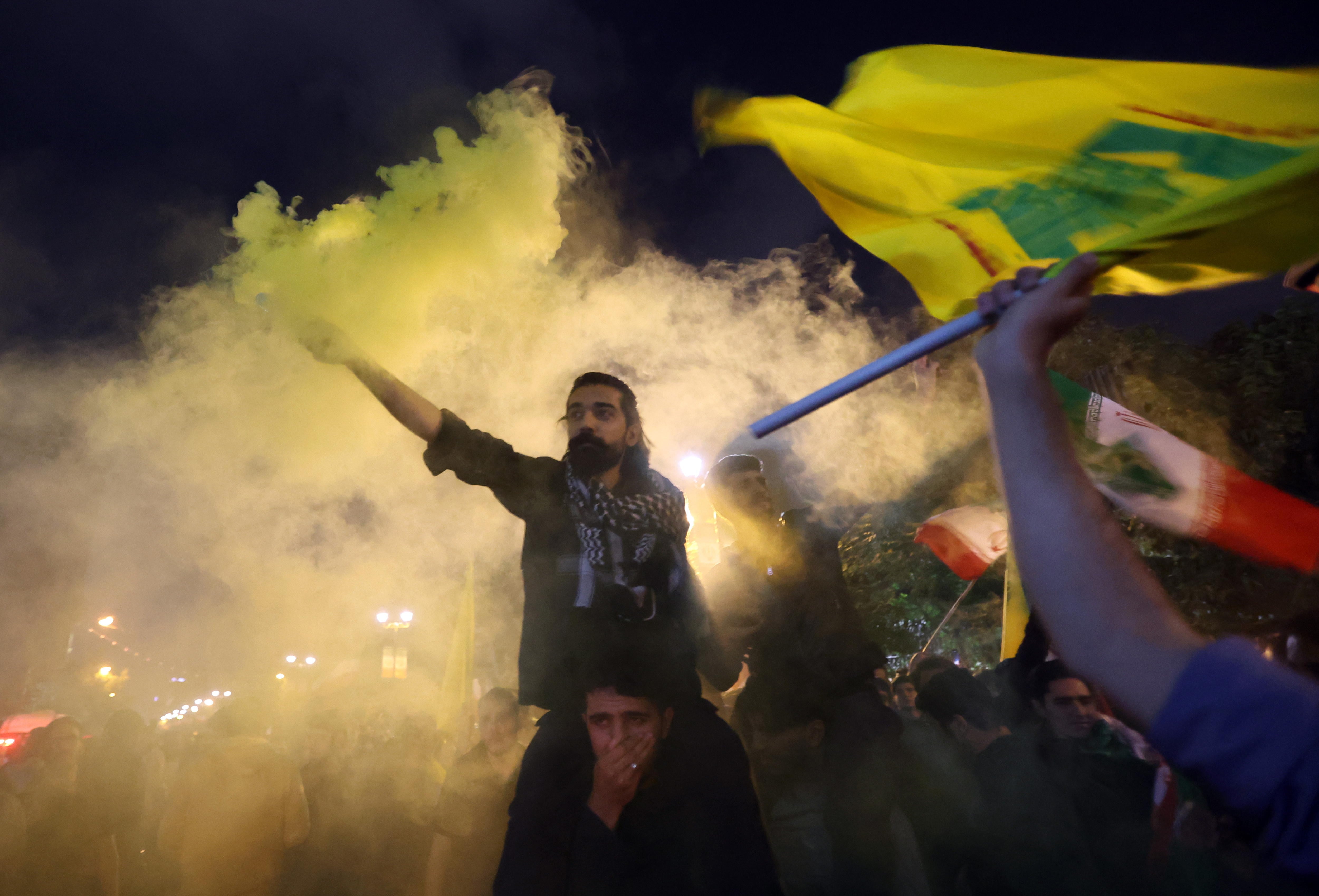 Banderas de Irán e Hezbolá para celebrar en Teherán el ataque contra Israel.