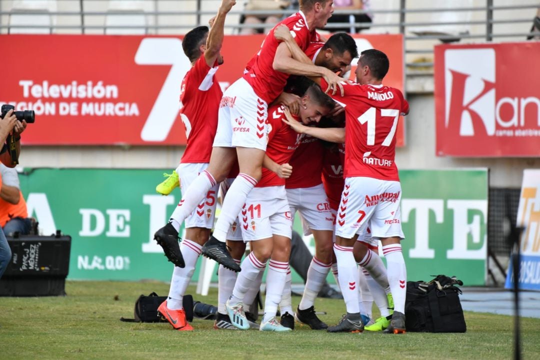 El Real Murcia celebra el primer gol ante el Villarrobledo