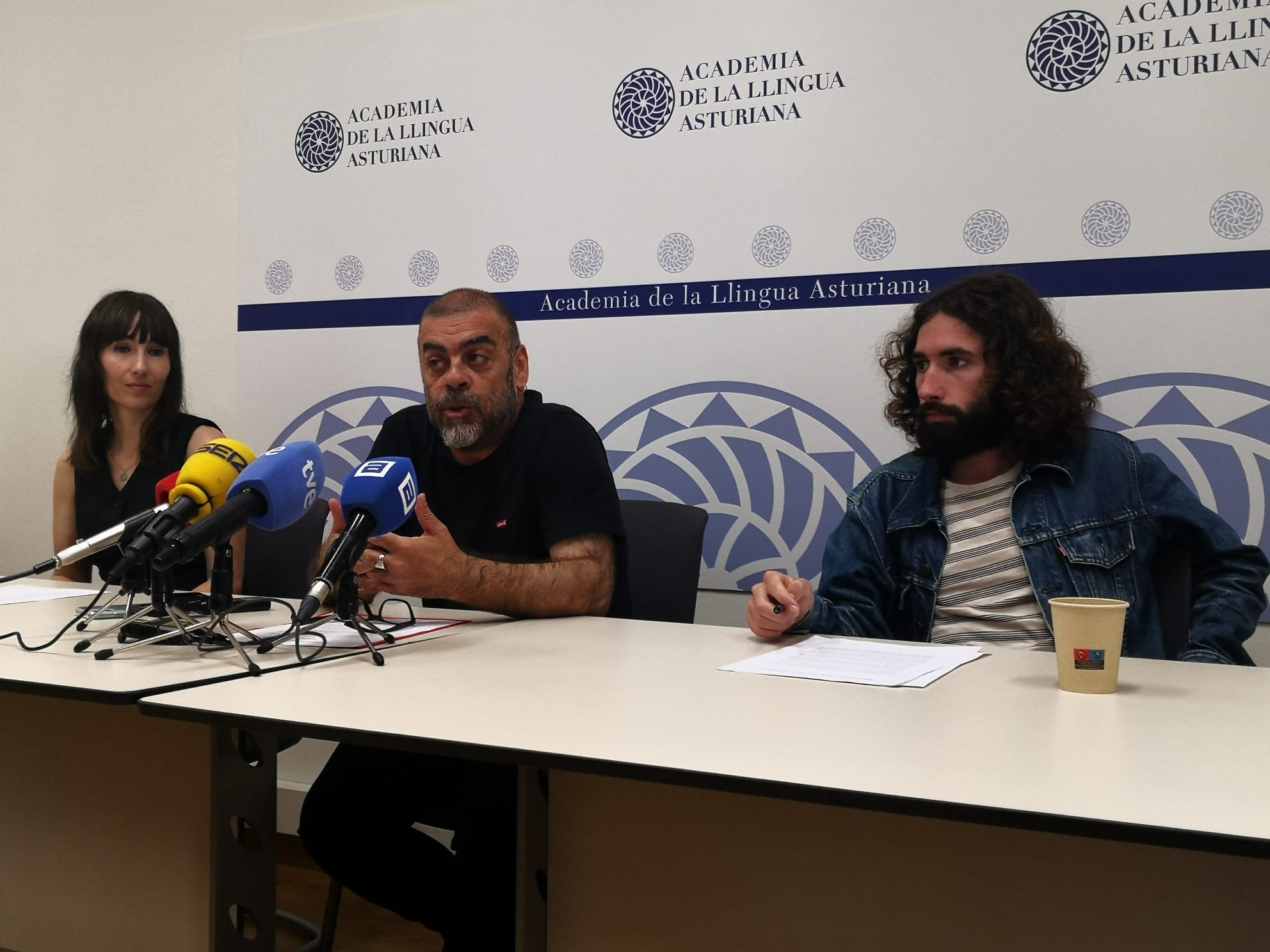 Elisa Cepedal, Ramón Lluís Bande, y Pablo Casanueva, portavoces del colectivo de cineastas asturianos pola oficialidad del asturiano y del eo naviego.