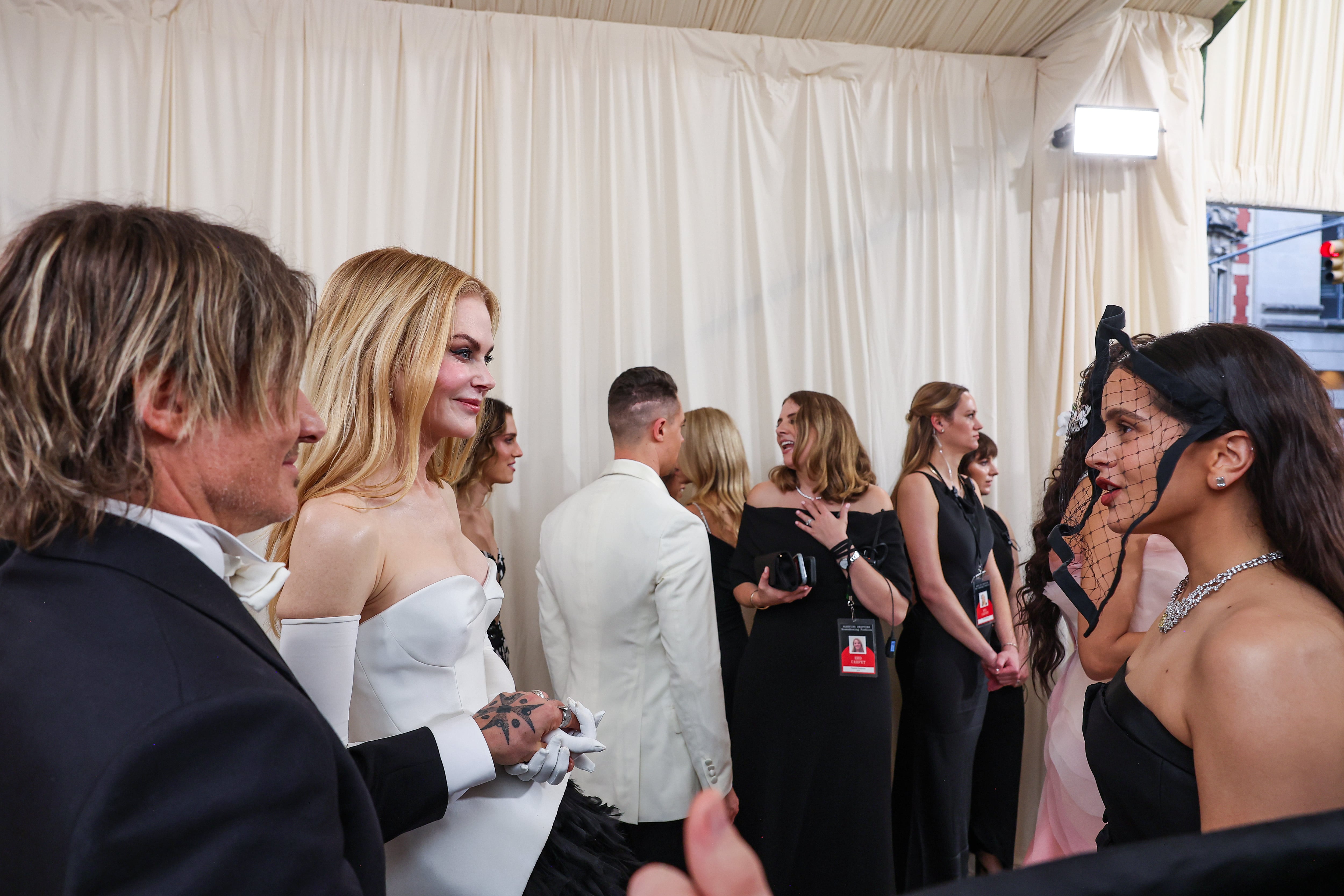 Rosalía saludando a Nicole Kidman y Keith Urban en la gala Met