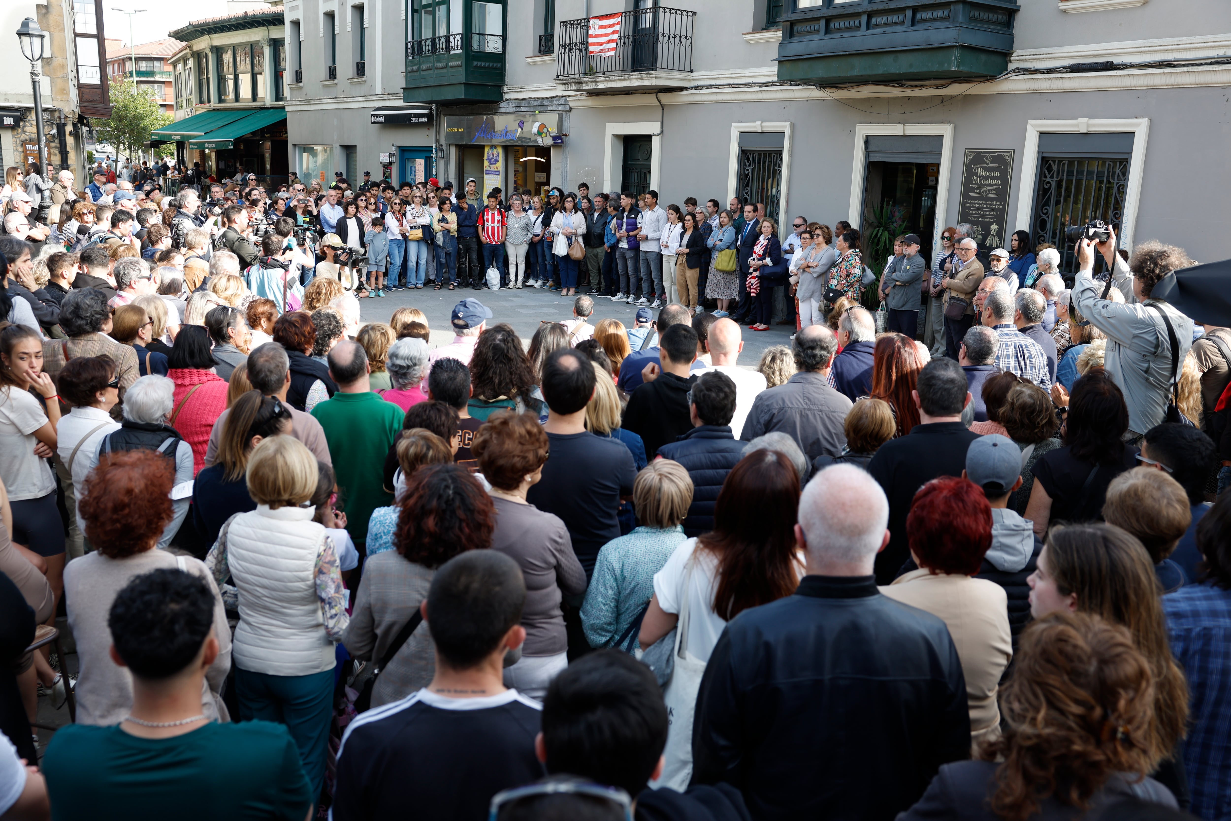 La alcaldesa de Getxo, Amaia Agirre, ha presidido este martes la concentración silenciosa que la corporación municipal ha celebrado en memoria del joven de 24 años, vecino de la localidad, que falleció tras ser apuñalado en el barrio de Algorta