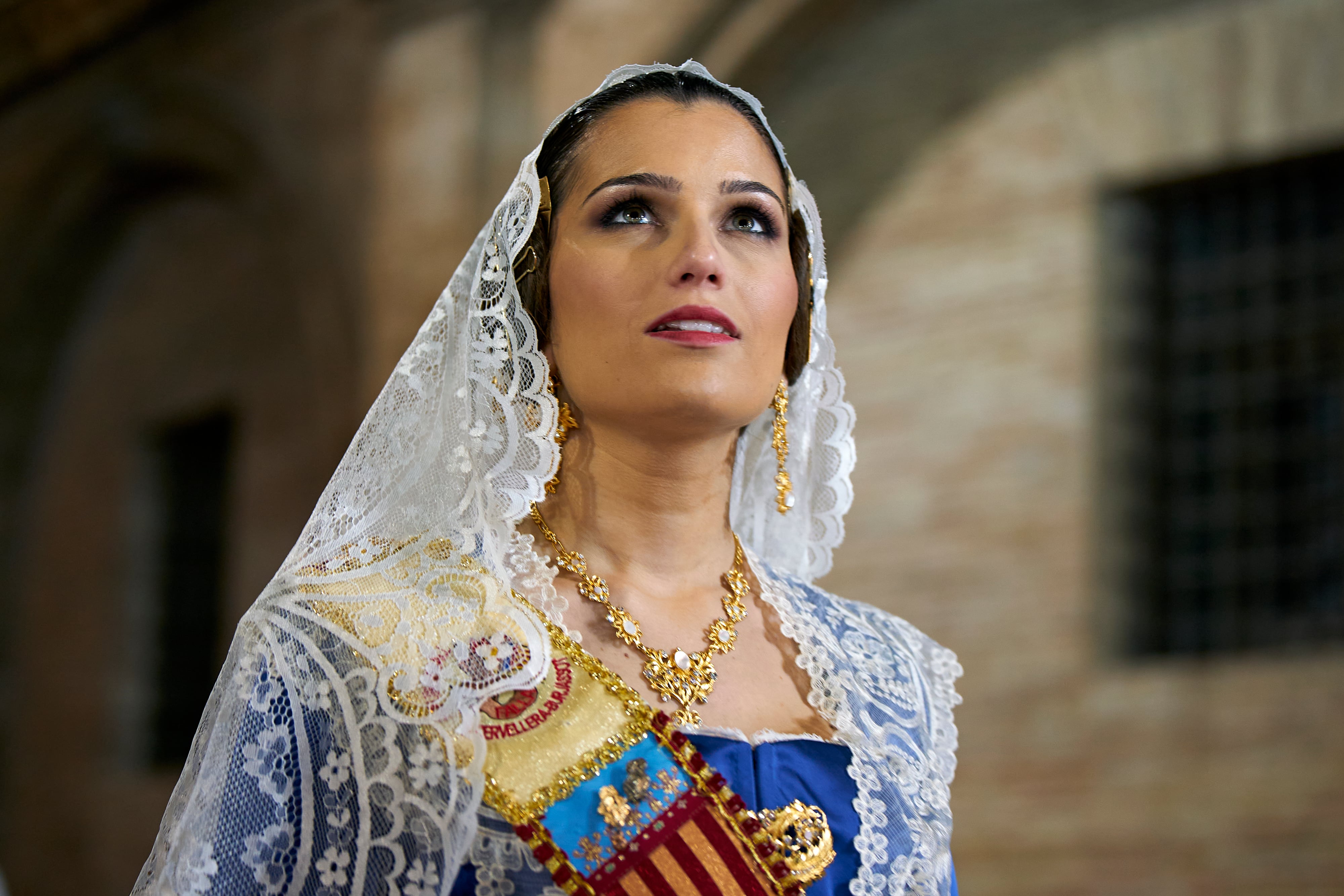 Una fallera llegando a la basilica de la Virgen de los Desamparados en Valencia en Fallas