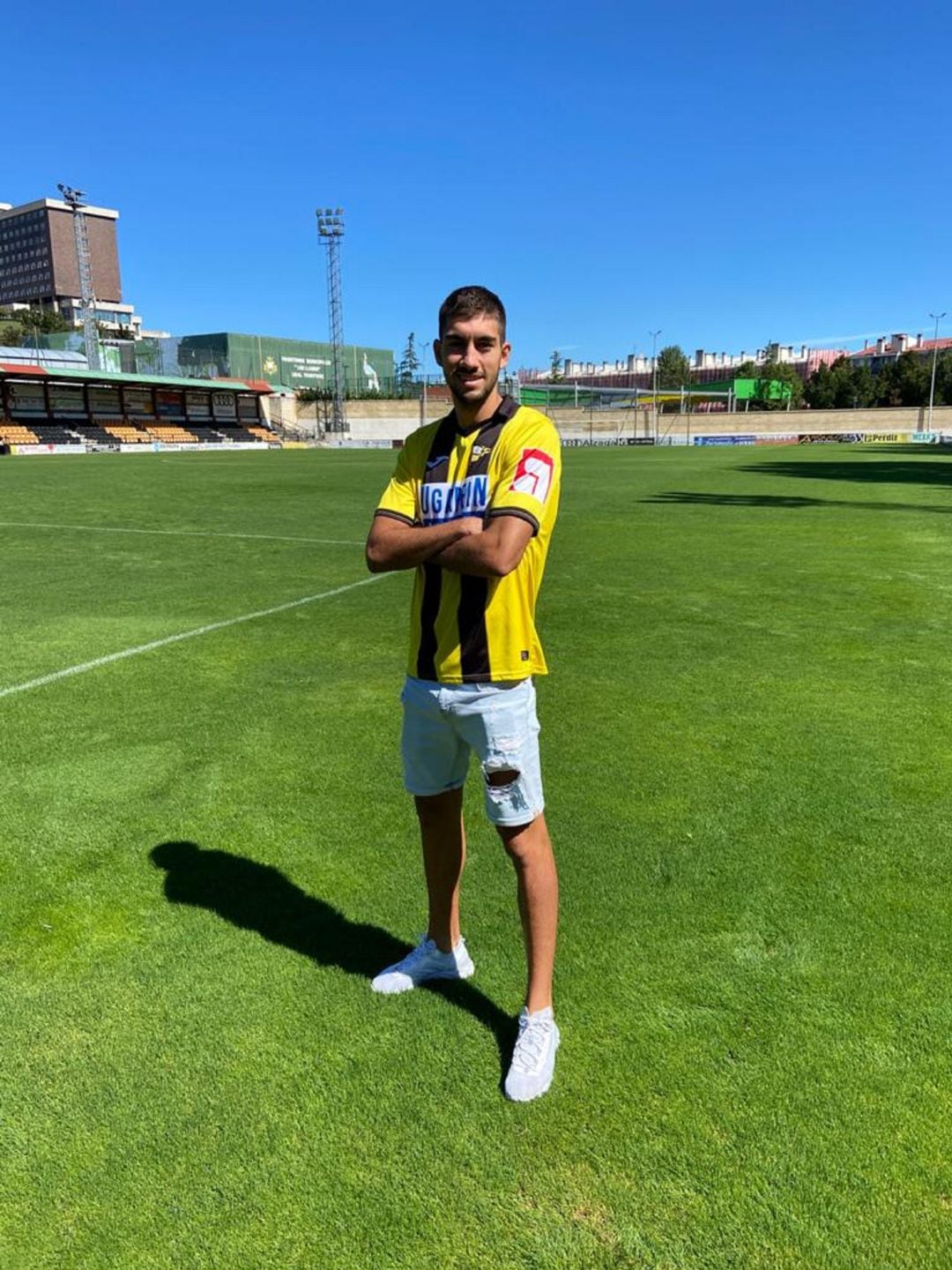 Mario Musy en su presentación con el Club Portugalete