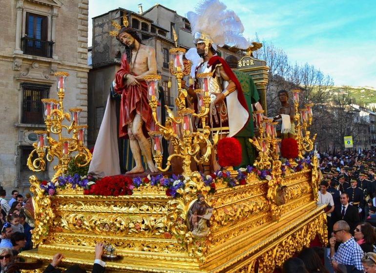 El paso actual de La Sentencia cuenta con el antiguo Cristo de la Humilidad (1685), de José de Mora, y las figuras de la familia Barbero