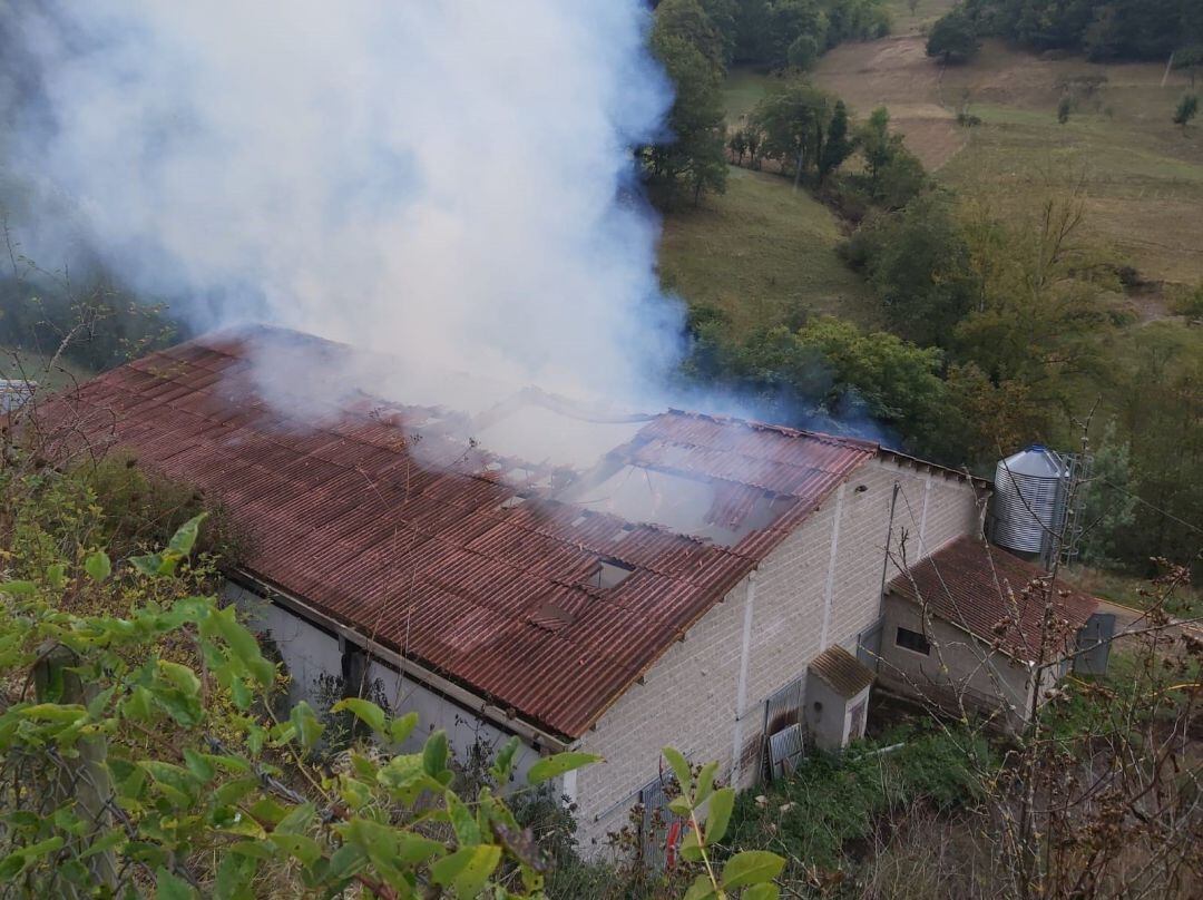 Incendio de una nave gandera en Vega de Liébana 112 CANTABRIA
 