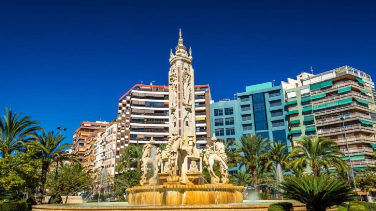 La restauración de la fuente de la Plaza de Los Luceros concluirá antes de finalizar el año