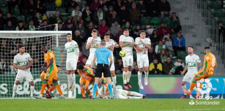 Un momento del Elche-Betis disputado en el Martínez Valero