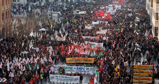 Miles de personas se manifestaron hoy 25 de febrero, bajo el lema &quot;No a les retallades en el serveis públics. Depuració de responsabilitats en el Consell&quot;, que ha sido con convocada por los sindicatos UGT, CCOO, CSIF, FSES e Intersindical