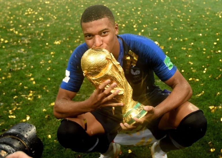 Mbappé besando la copa del mundo