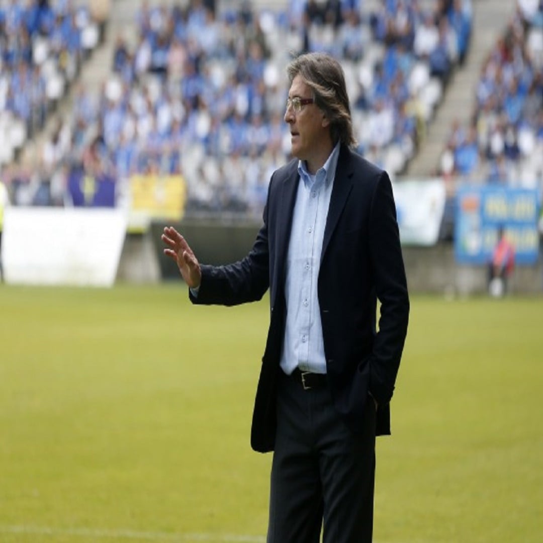 Sergio Egea dirigiendo un partido en su anterior etapa como entrenador del Oviedo