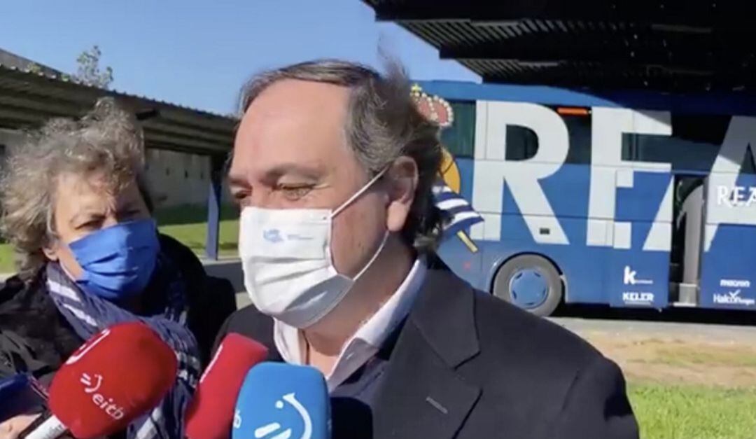 Aperribay atiende a los medios a la llegada de la Real en Sevilla