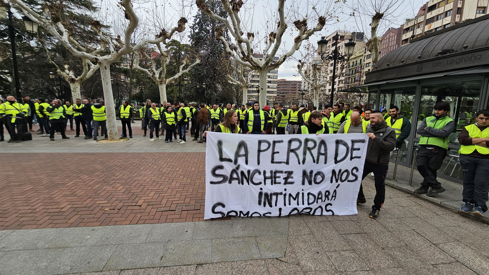 Pancarta machista en la concentración de agricultores en el Paseo del Espolón de Logroño